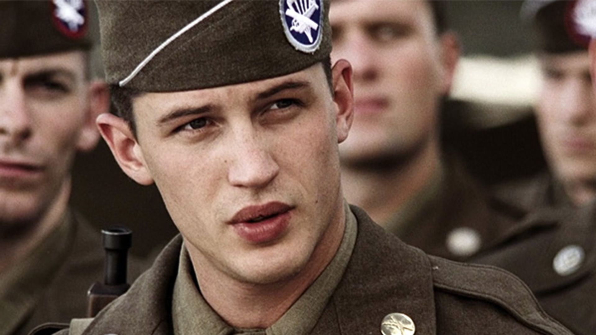 Tom Hardy în uniformă militară, cadru apropiat