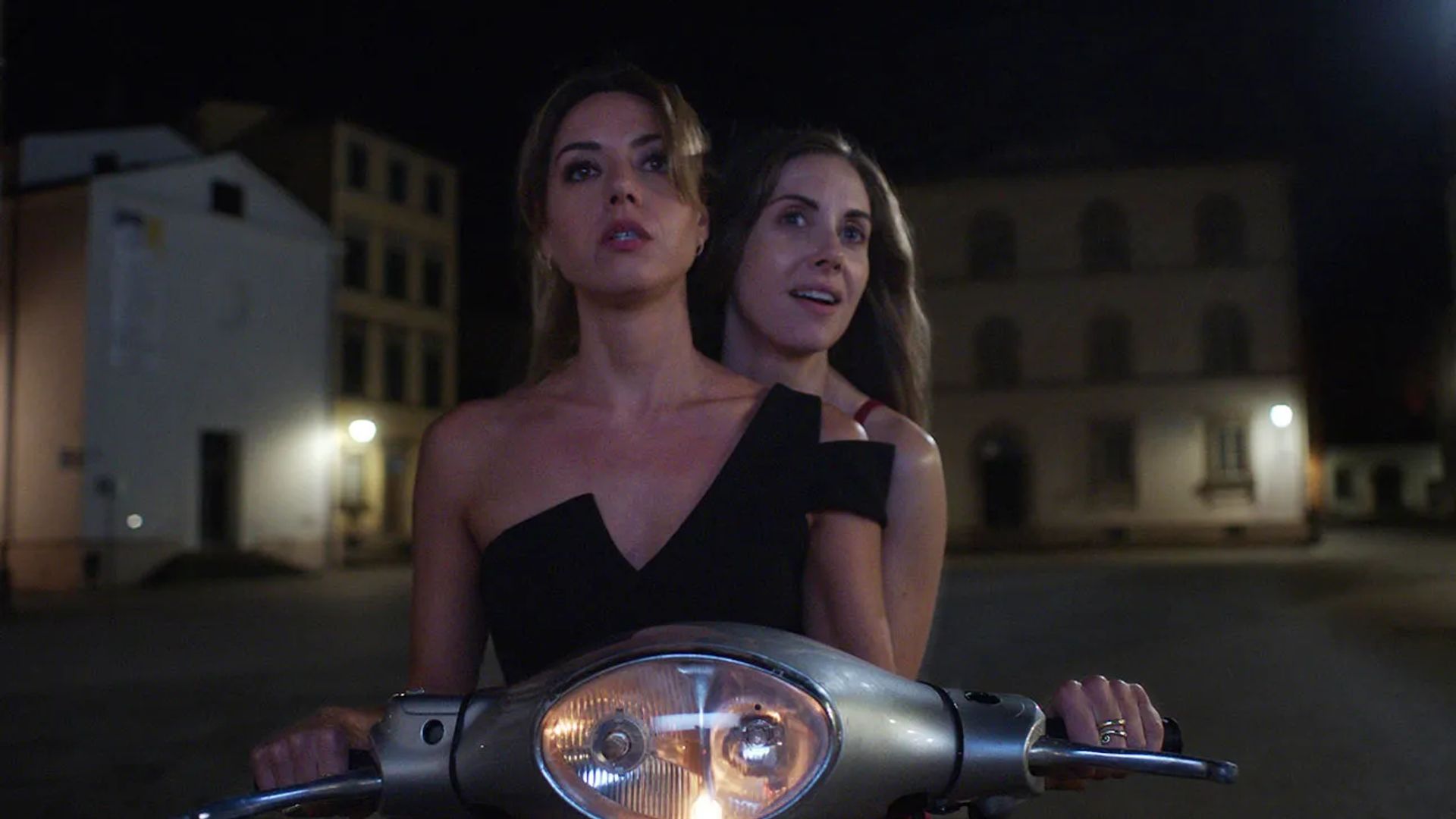 Alison Brie și Aubrey Plaza se plimbă cu motocicleta în întuneric, o scenă din "Spin Me Round"