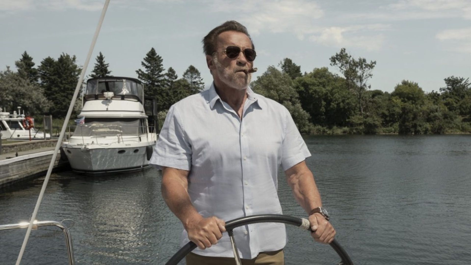 Arnold Schwarzenegger pilotând o barcă