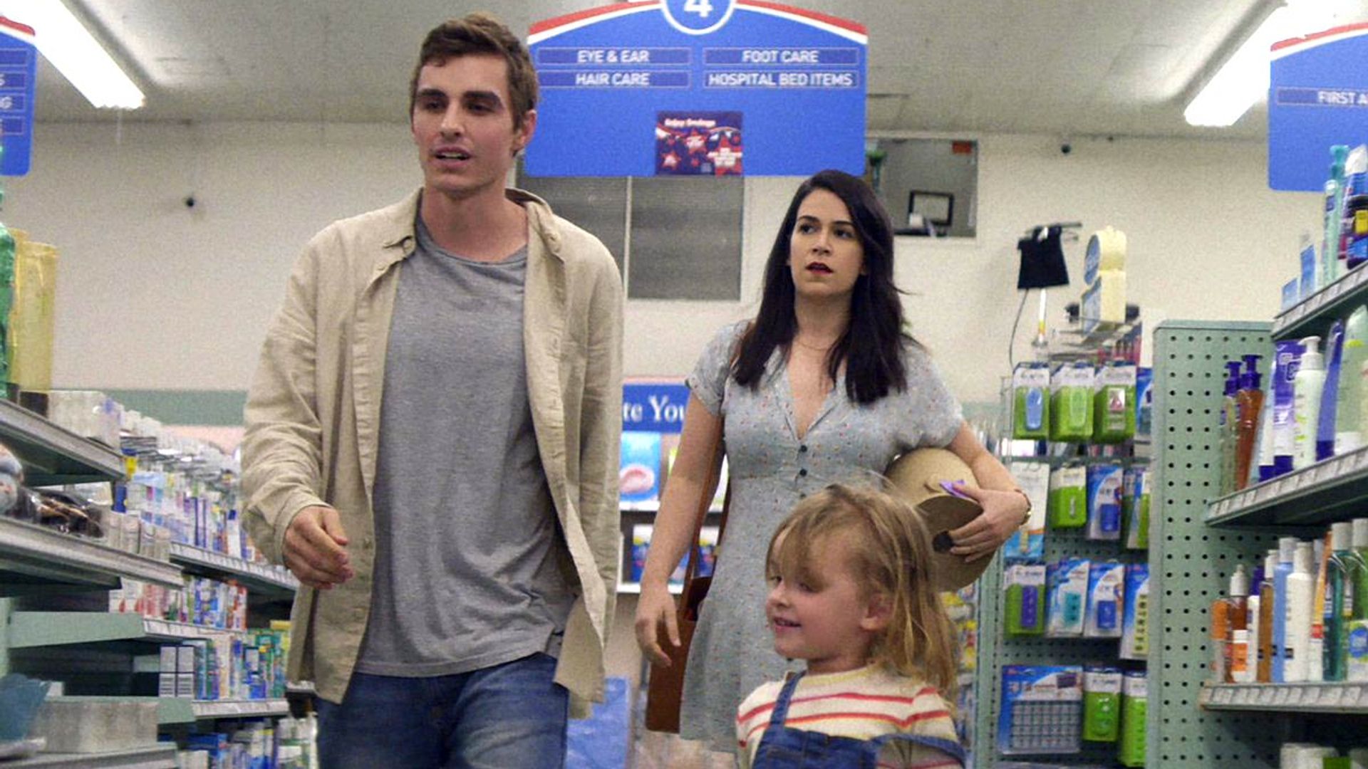 Dave Franco și Abby Jacobson se plimbă printr-un supermarket, o scenă din "6 Balloons"