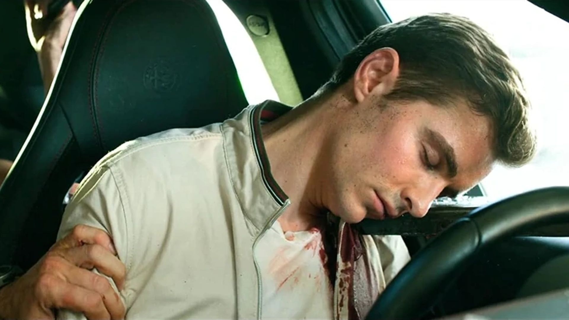 Dave Franco doarme la volan, scenă din "6 Underground"