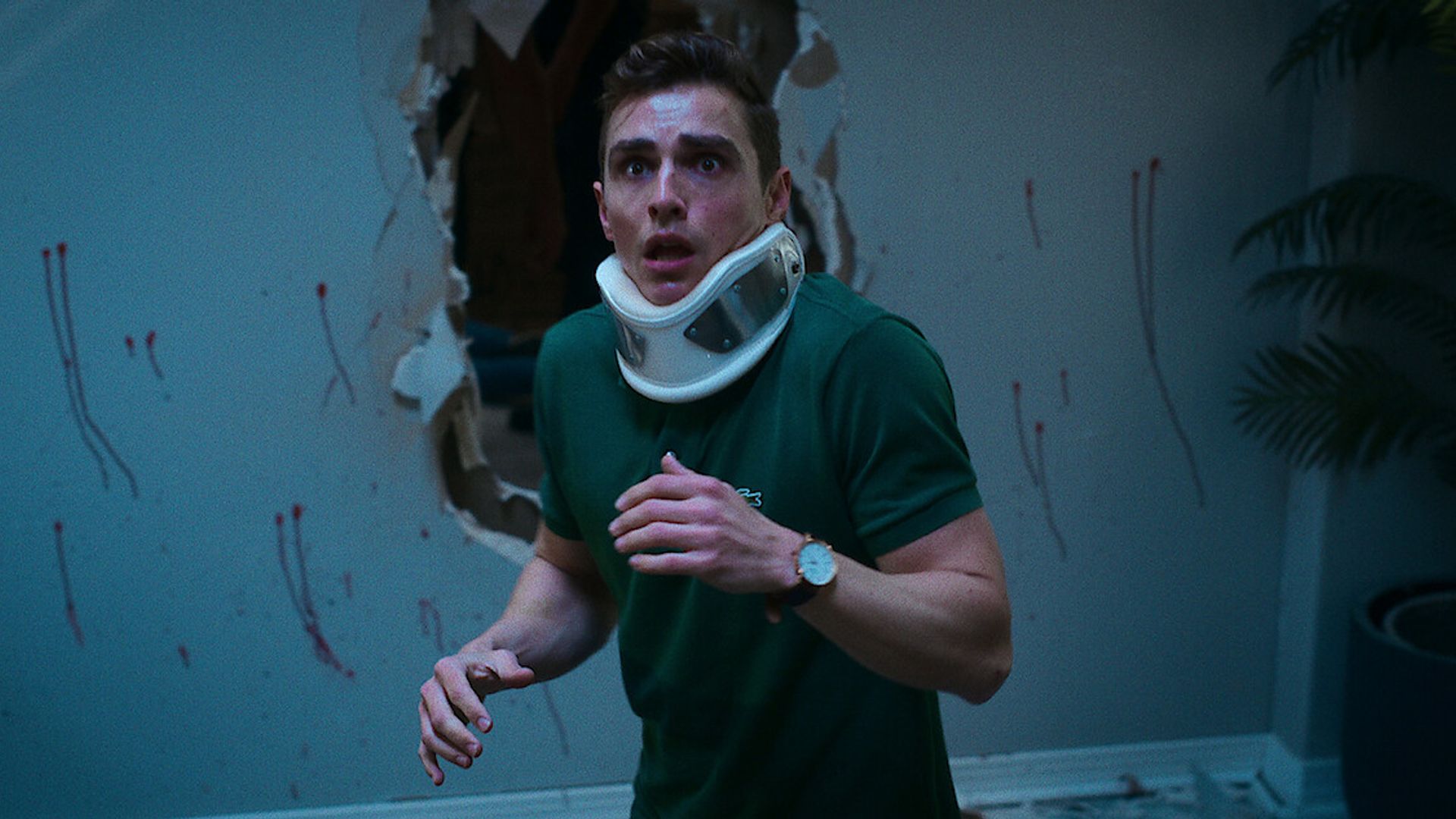 Dave Franco cu o guler ortopedic la gât și o expresie înfricoșată pe față