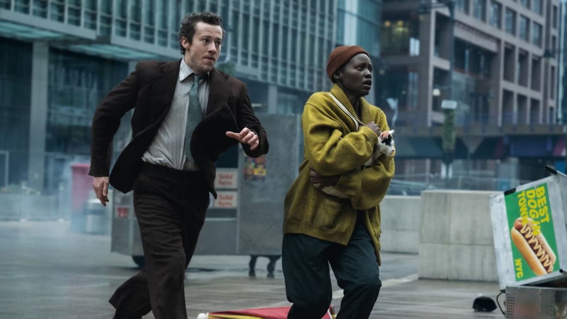 Joseph Quinn și Lupita Nyong'o alergând prin New York, o scenă din filmul "A Quiet Place: Day One"