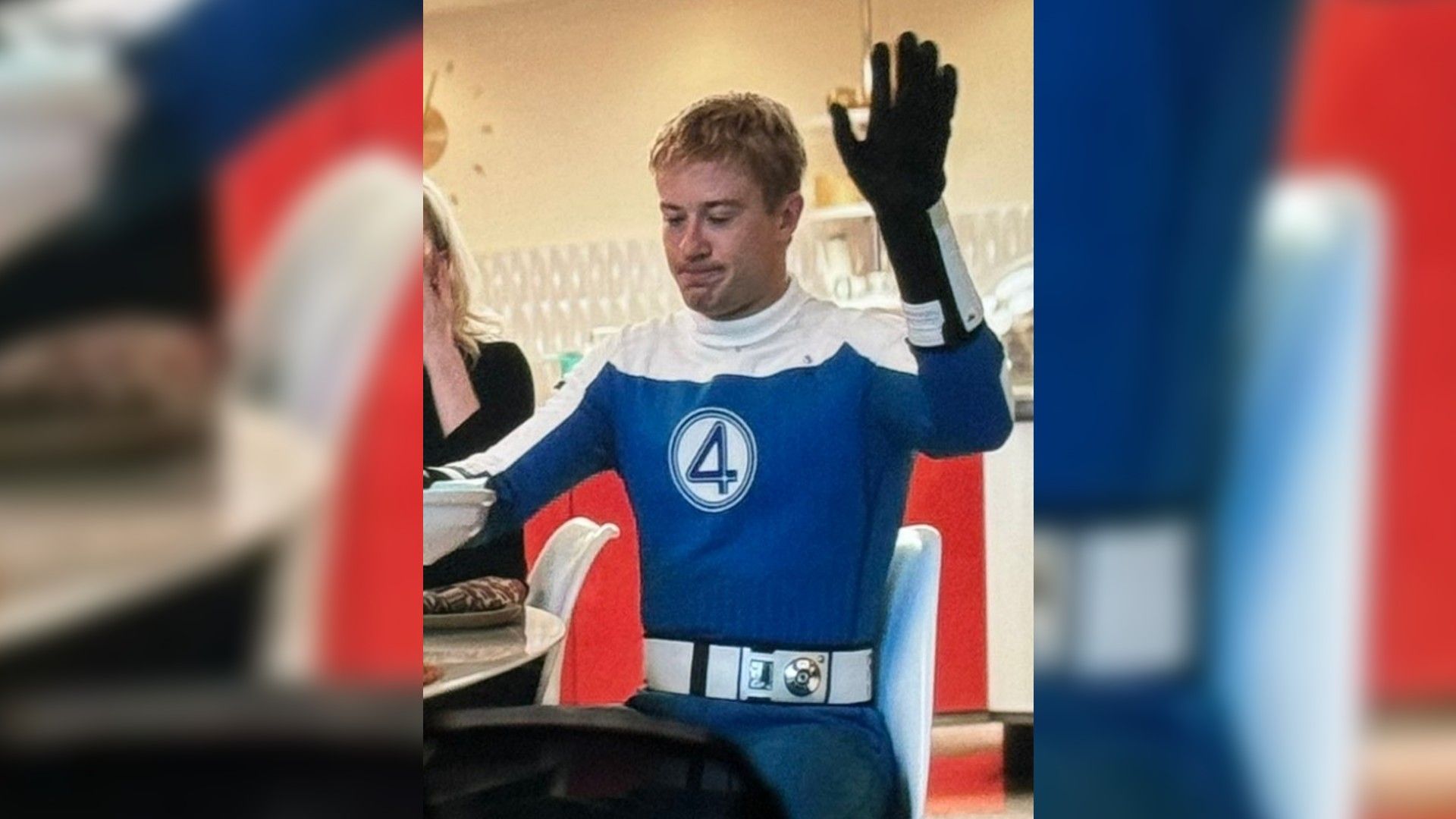 Joseph Quinn poartă costumul de supererou al lui Johnny Storm din "Fantastic Four"