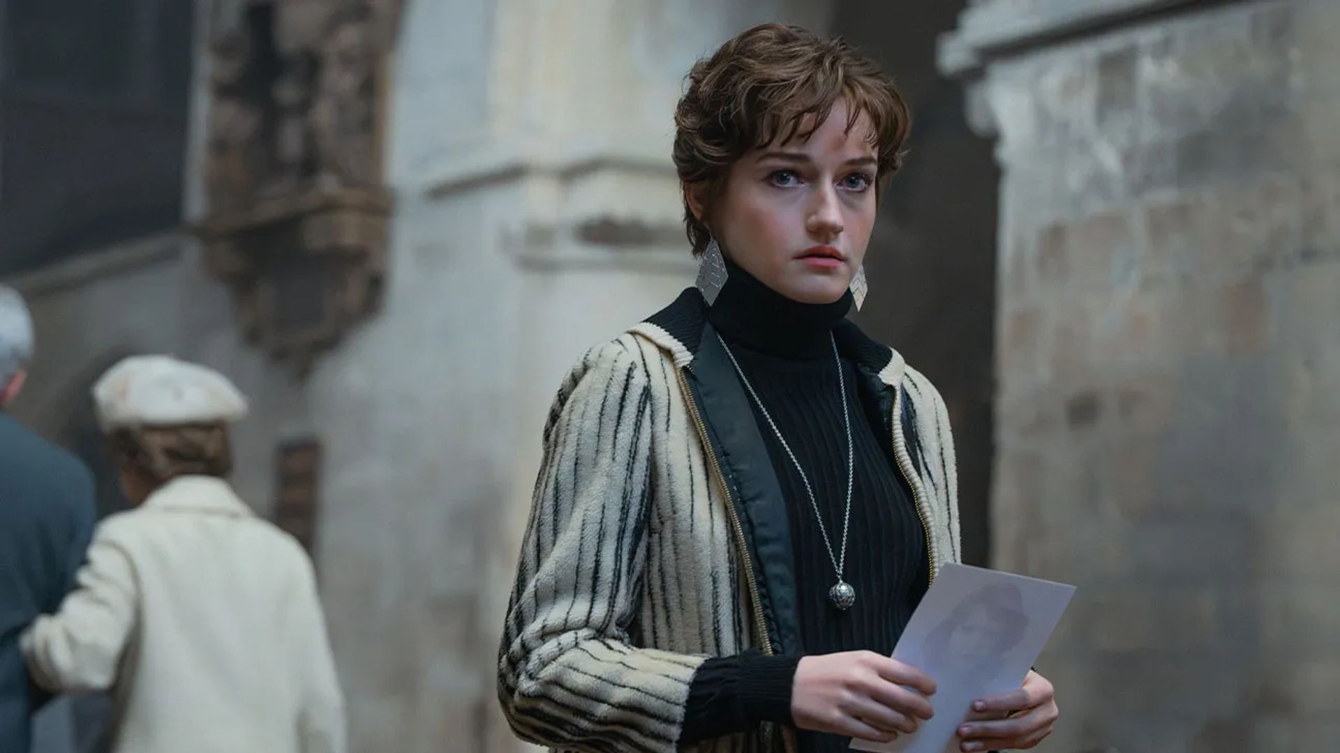 Julia Garner într-un look retro, cadru din filmul "Apartment 7A"