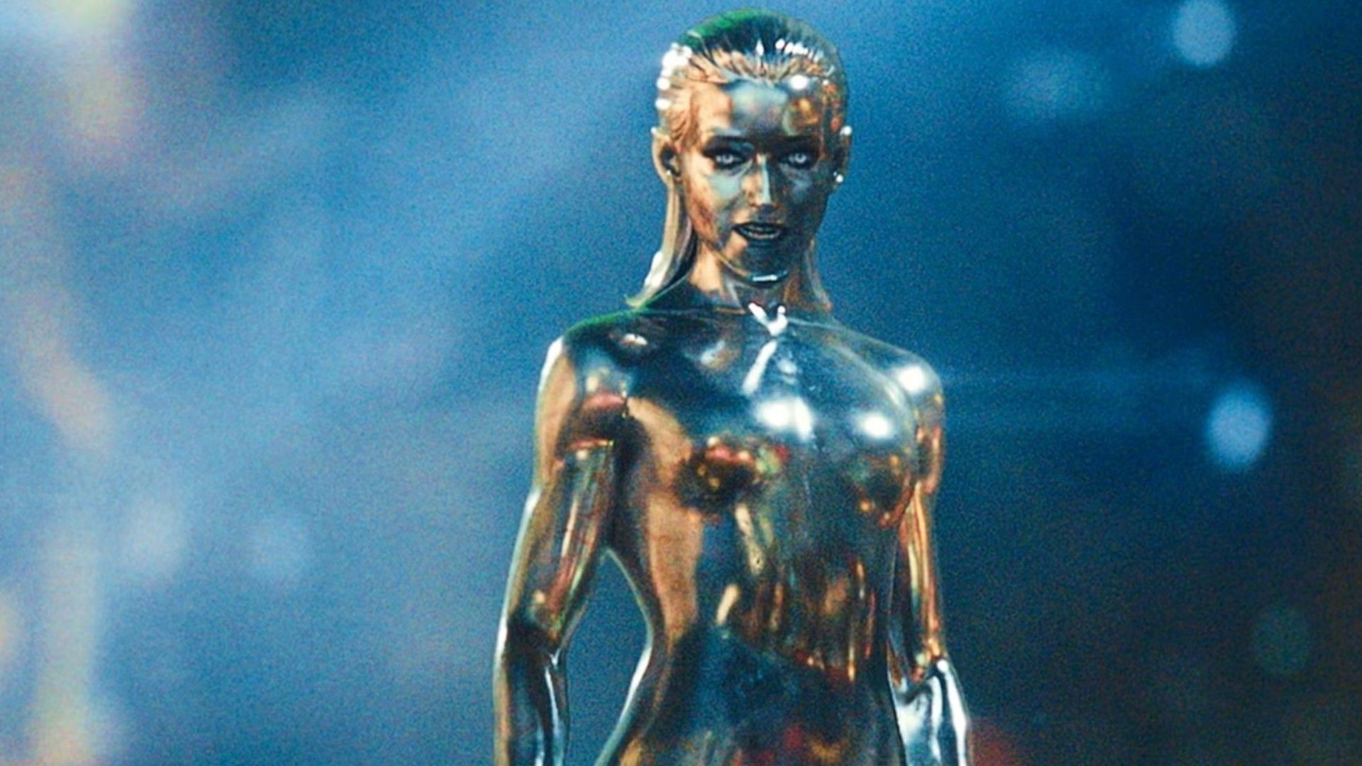 Julia Garner în costumul Silver Surfer, cadru din "Fantastic Four: First Steps"