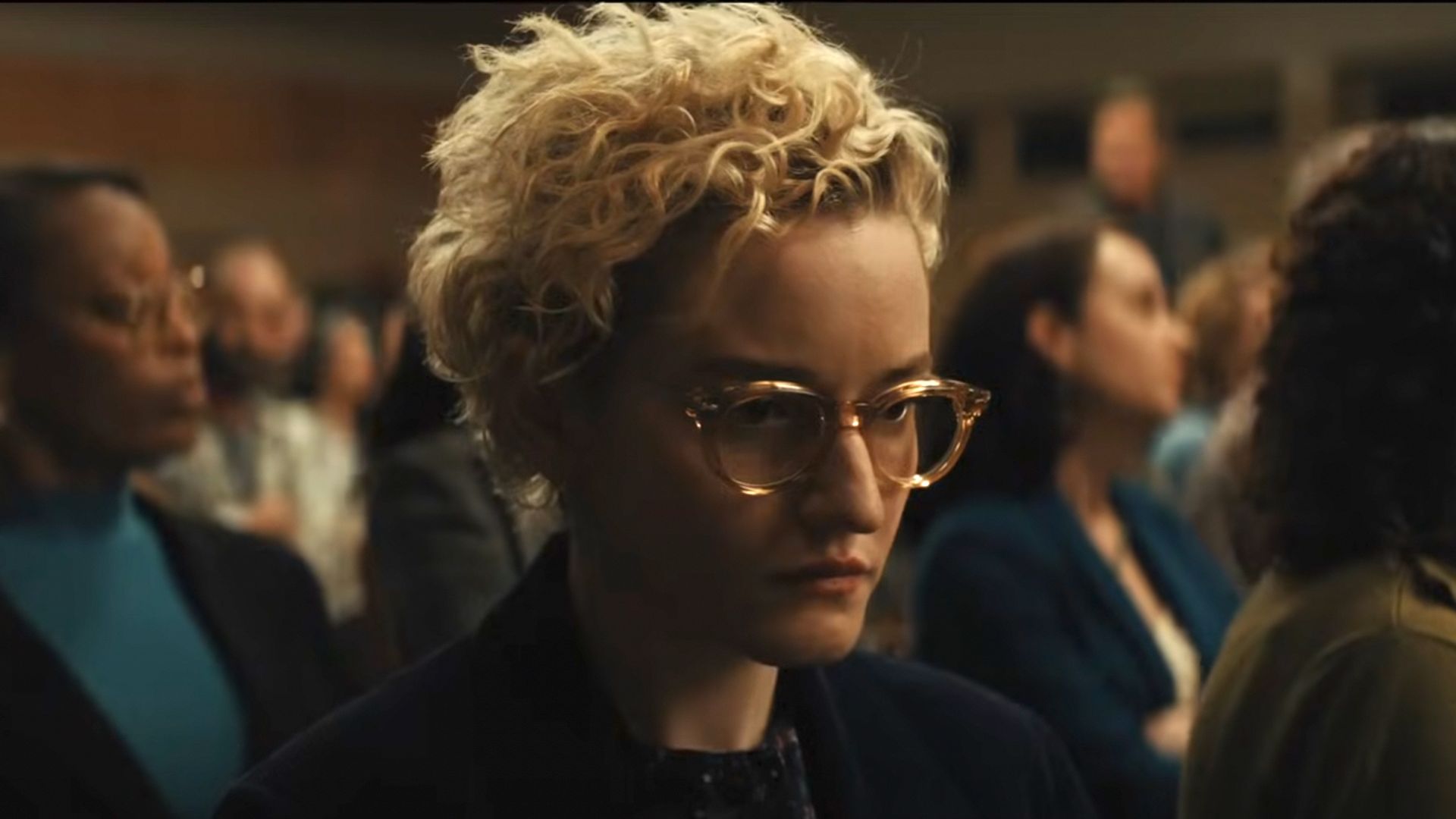 Julia Garner cu părul scurt purtând ochelari, cadru din filmul "The Weapons"