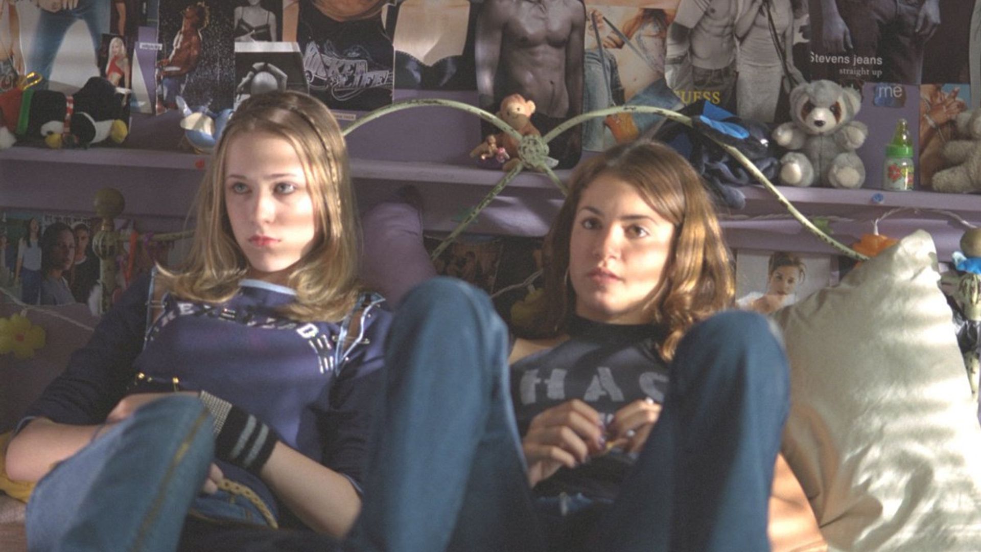 Evan Rachel Wood și Nikki Reed tinere, șezând pe un pat, o scenă din filmul "Thirteen"