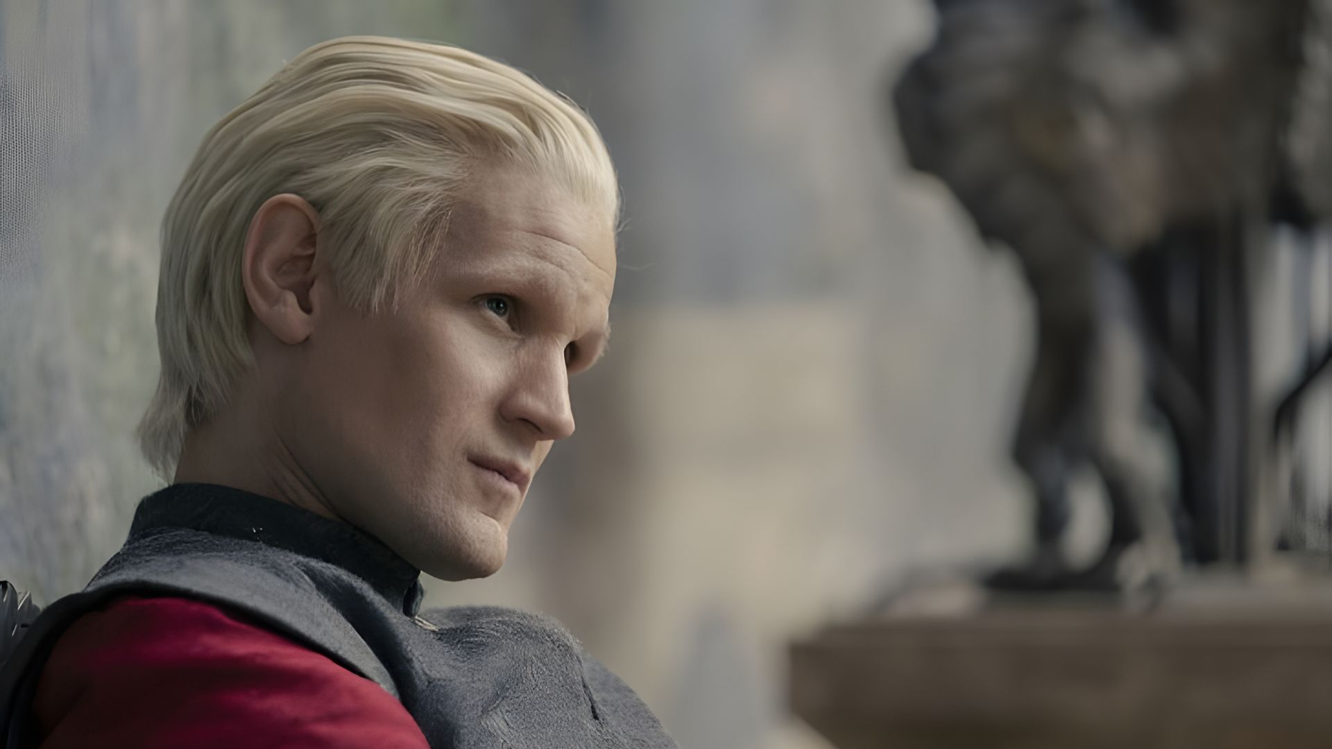Matt Smith cu părul blond în profil, cadru din House of the Dragon