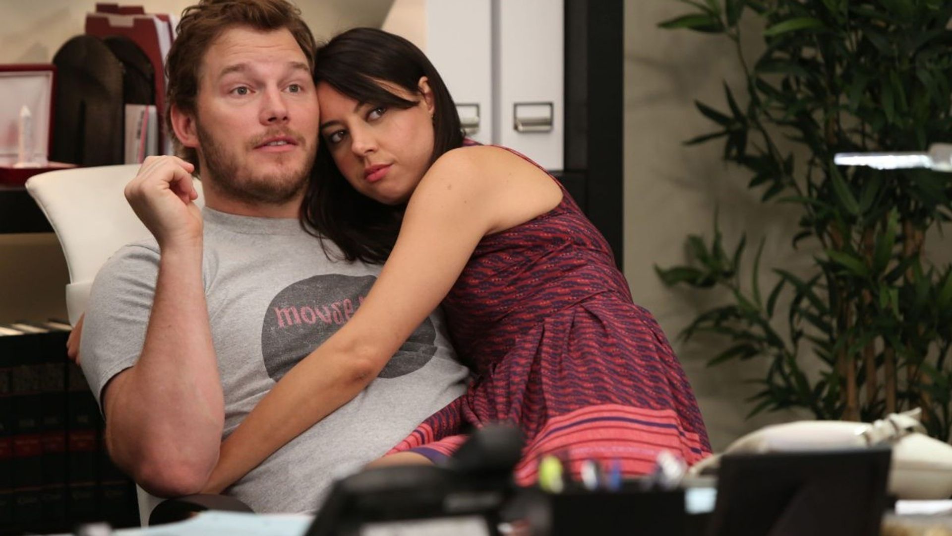 Aubrey Plaza și Chris Pratt se îmbrățișează, scenă din serialul "Parks and Recreation"