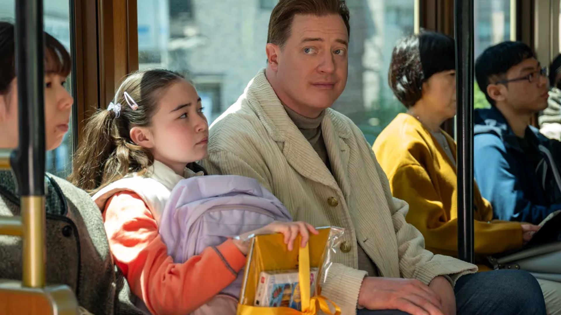 Brendan Fraser călătorește cu o fată în metroul din Tokyo