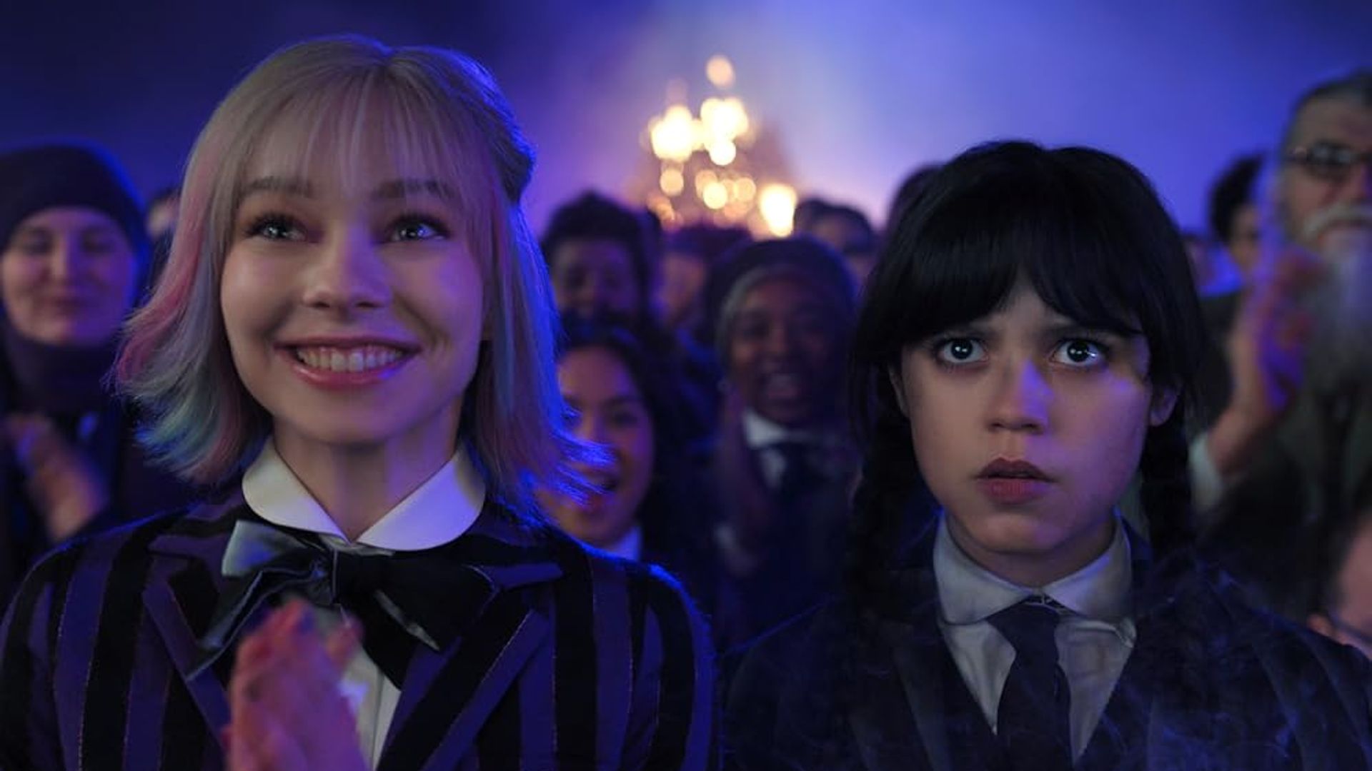 Jenna Ortega în rolul Wednesday Addams și Emma Myers în rolul Enid Sinclair, cadru din serialul Wednesday