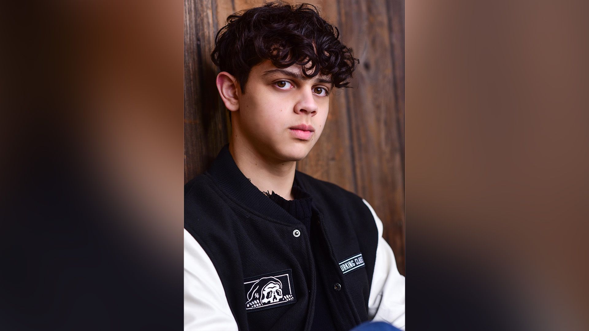 Isaac Ordonez într-o jachetă sport alb-negru