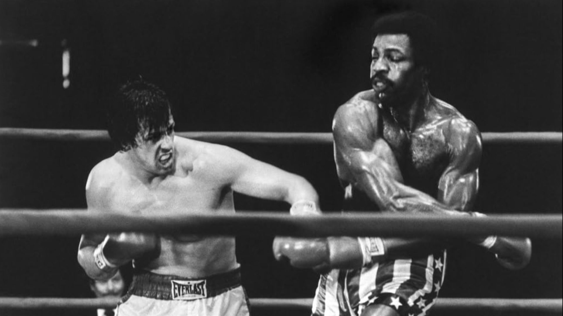 Actorul Carl Weathers se luptă într-un ring de box cu actorul Sylvester Stallone