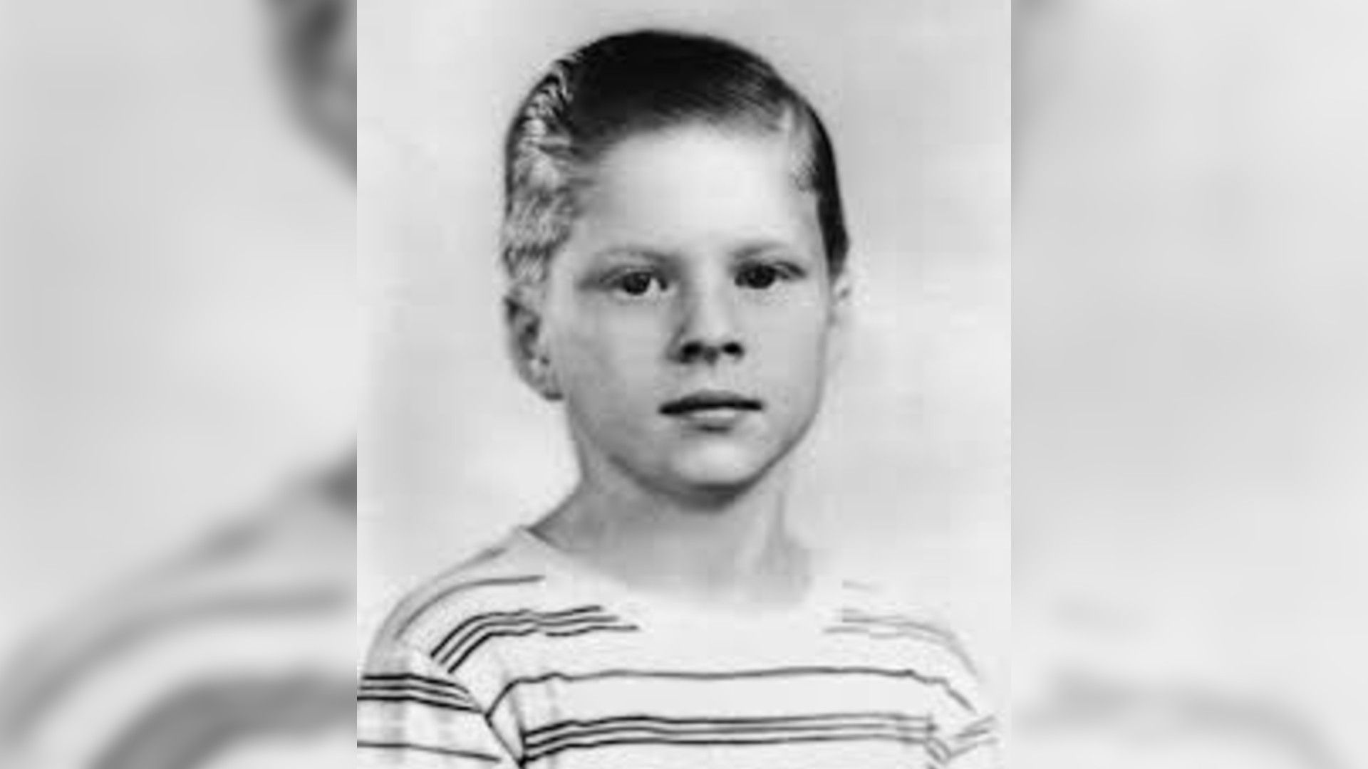 Robert Redford în copilărie într-o cămașă cu dungi cu o tunsoare scurtă și îngrijită, fotografie alb-negru