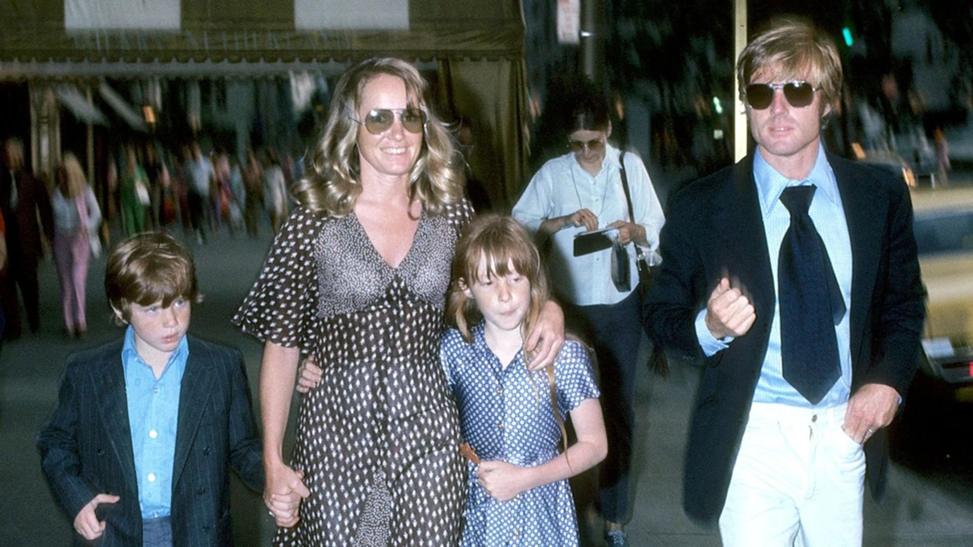 Robert Redford, soția sa Lola și cei doi copii ai lor mergând înainte