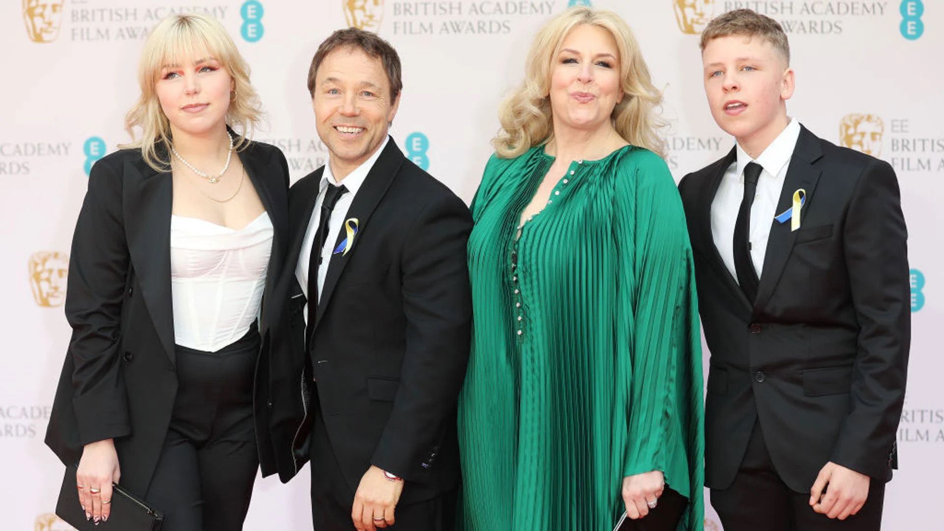 Stephen Graham, soția sa Hannah și copiii lor Grace și Alfie pozează pe covorul roșu