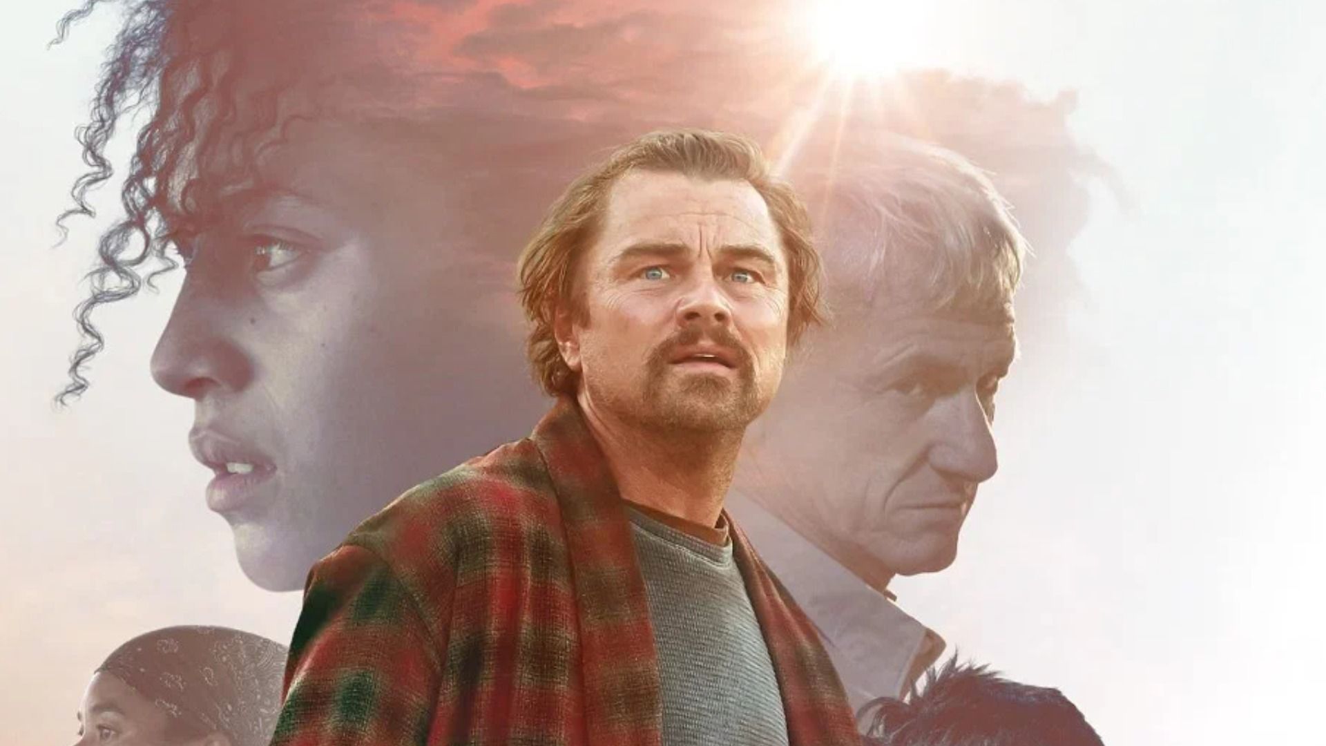 Actorul Leonardo DiCaprio pozează într-un halat în carouri pe un fundal alb cu gura deschisă