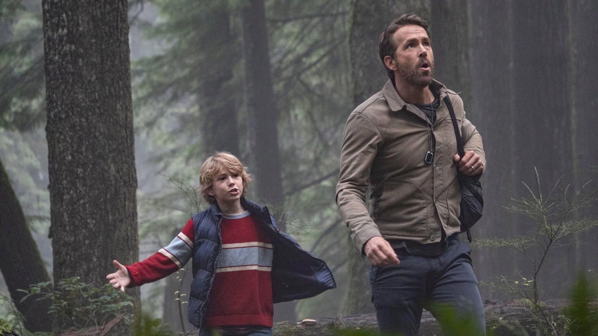 Ryan Reynolds și Walker Scobell mergând prin pădure și vorbind
