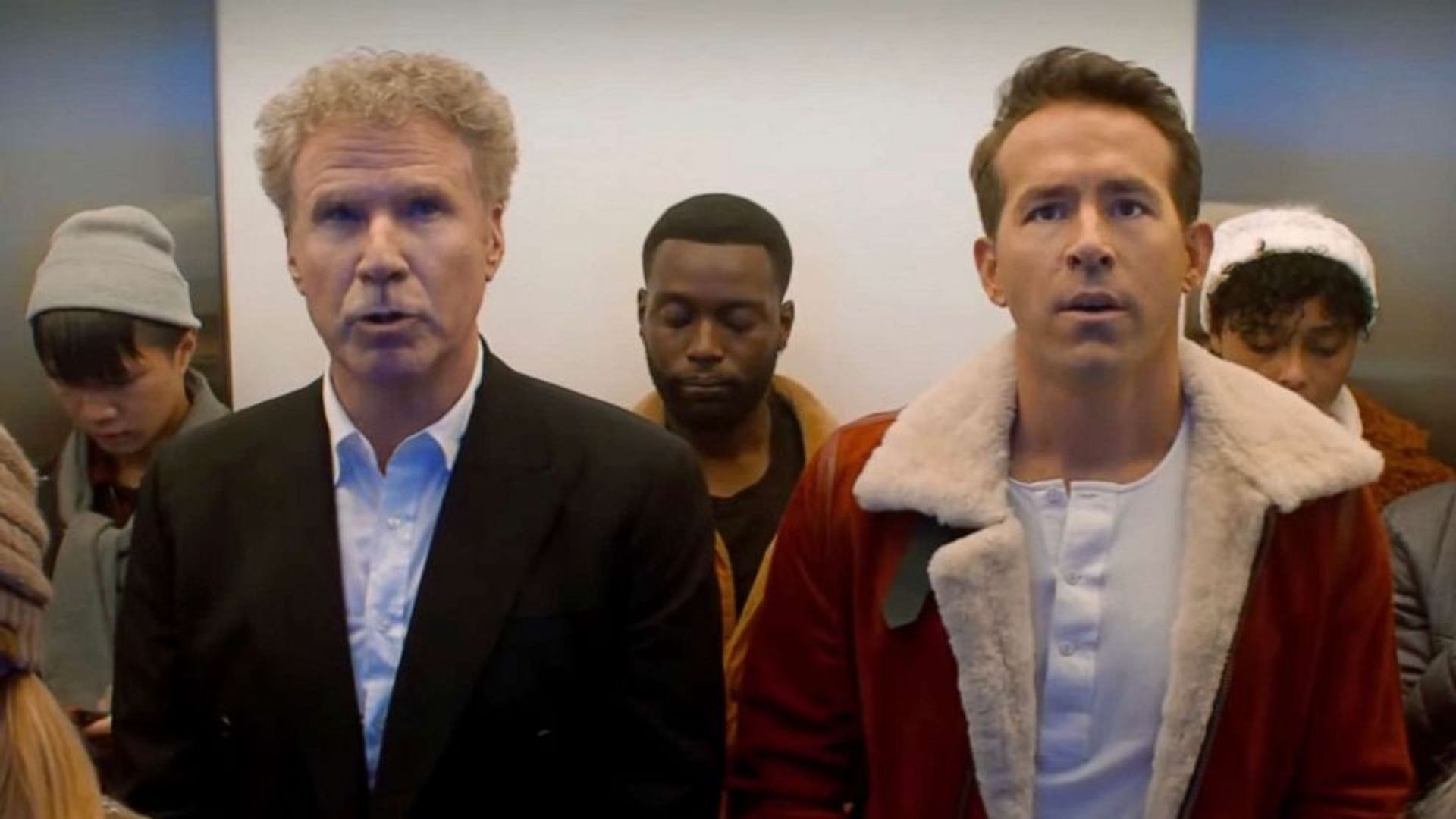 Ryan Reynolds și Will Ferrell în lift, privind în același punct