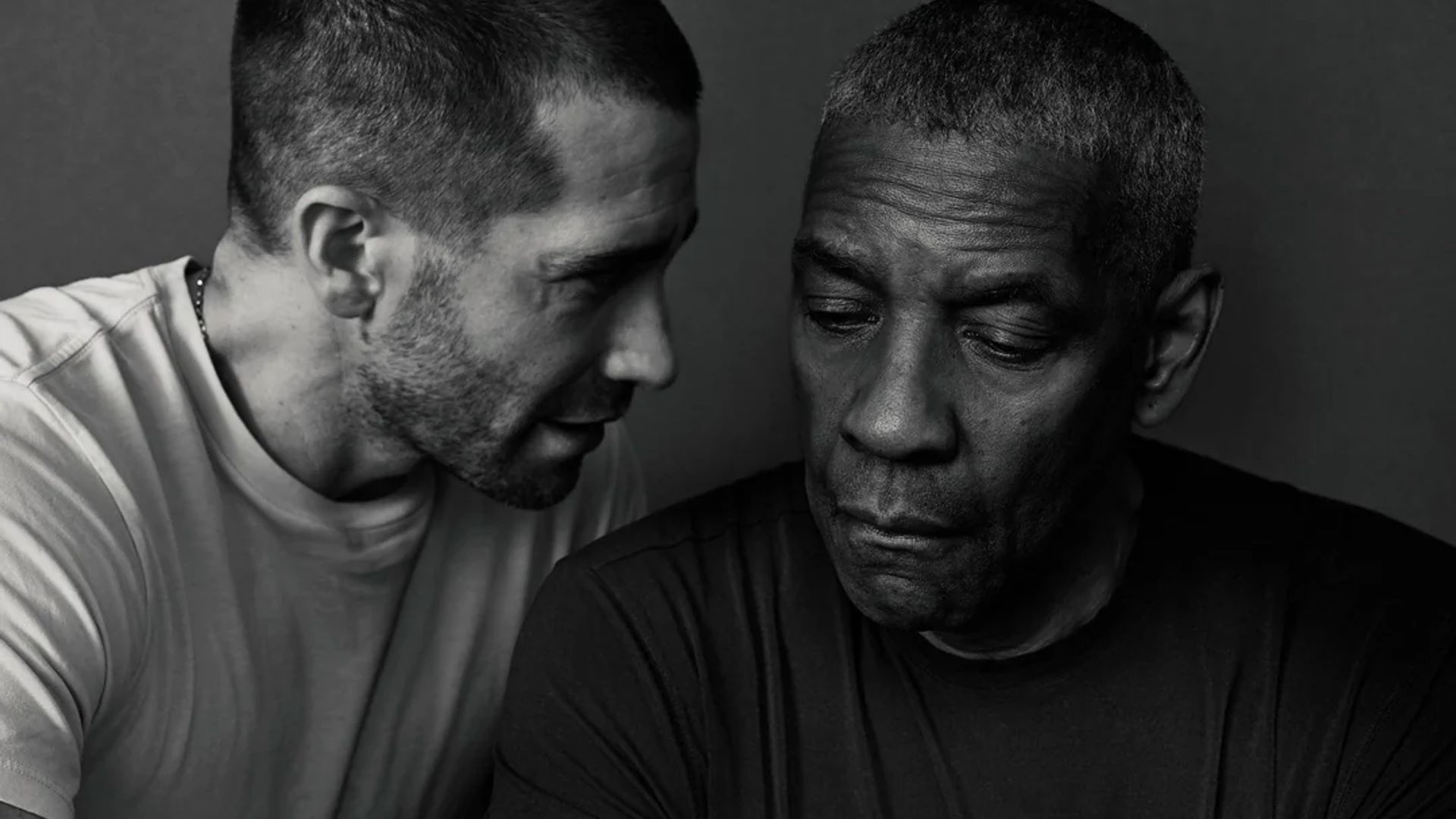 Jake Gyllenhaal și Denzel Washington într-un portret alb-negru: unul vorbește în timp ce celălalt privește în jos cu o expresie gânditoare