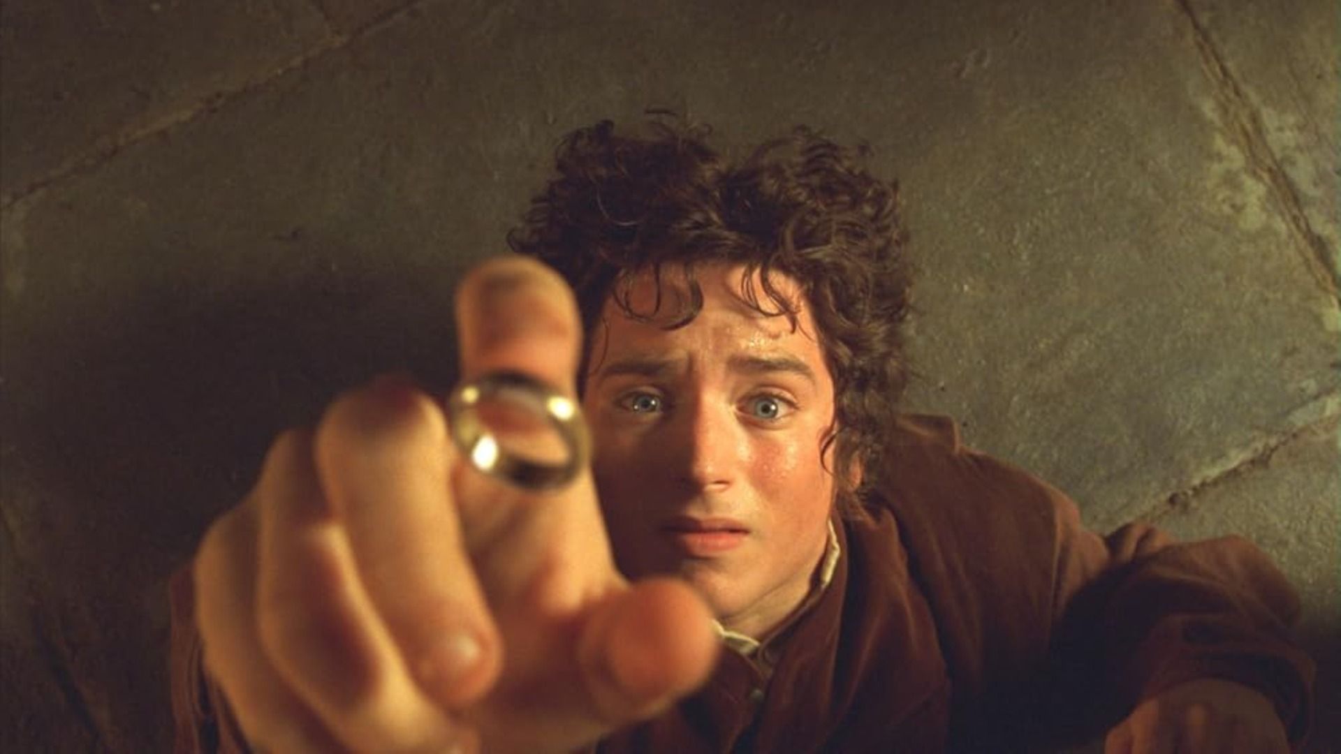 Actorul Elijah Wood întinde mâna după inelul de aur cu teroare, căzând pe podea