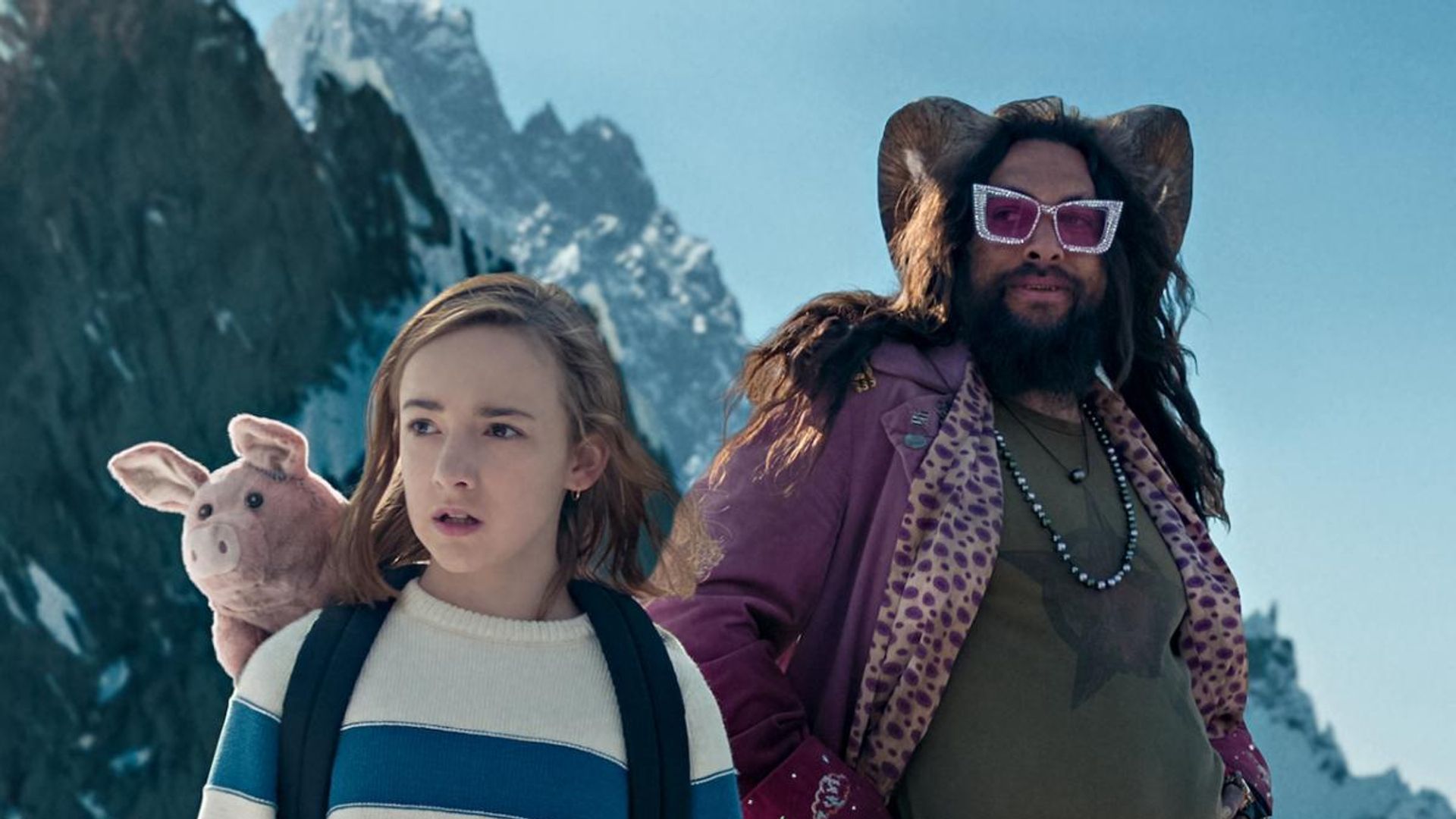 Marlowe Barkley și Jason Momoa pe fundalul unor munți de iarnă