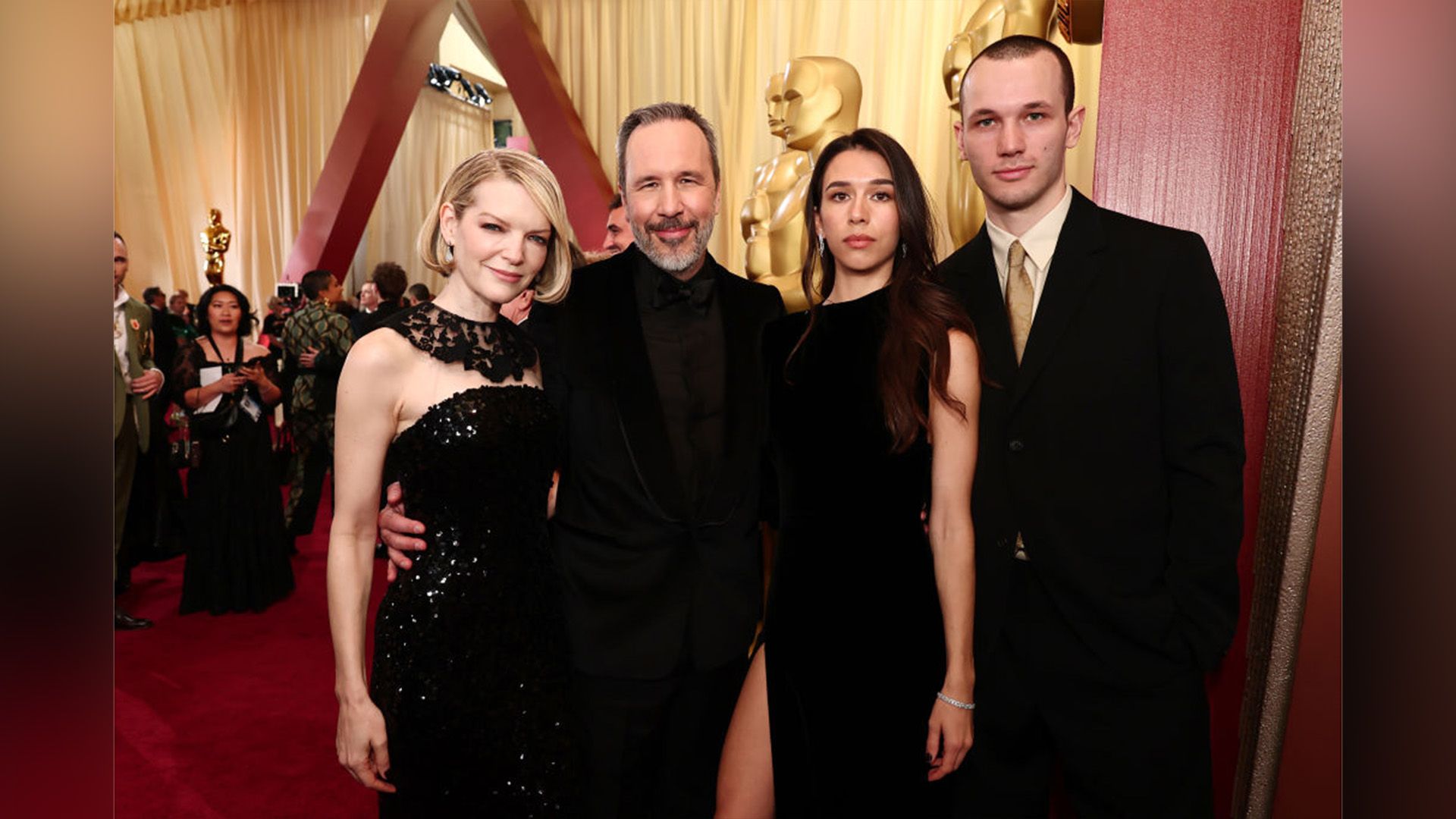 Tanya Lapointe, Denis Villeneuve și copiii lui Salome și Sasha, toți îmbrăcați în negru, pozând pe covorul roșu de la Oscar